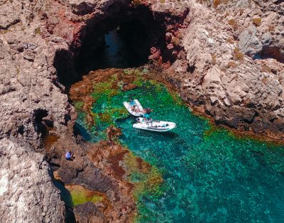 Exploration Privée en Bateau : Découverte des Grottes à Haouaria