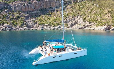 Naviguez sur les Eaux Azur : Aventure en Catamaran à Haouaria