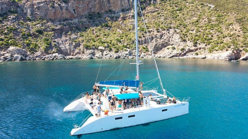 Naviguez sur les Eaux Azur : Aventure en Catamaran à Haouaria
