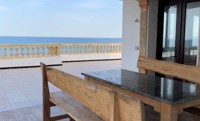 Maison richement meublée S+2 en 3em étage vue sur mer à El Haouaria