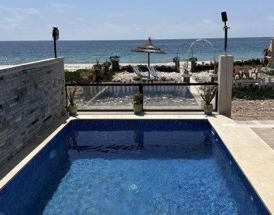 Villa avec piscine et pied dans l’eau á Kelibia