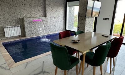 Villa avec piscine pied dans l’eau
