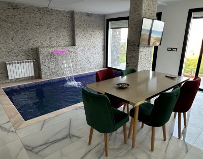 Villa avec piscine pied dans l’eau