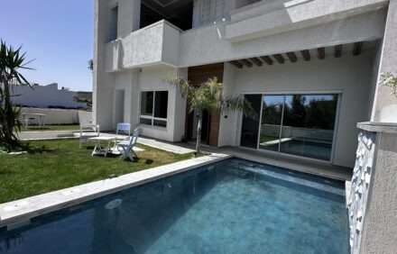 Villa Mavea piscine et pied dans l’eau á Kelibia